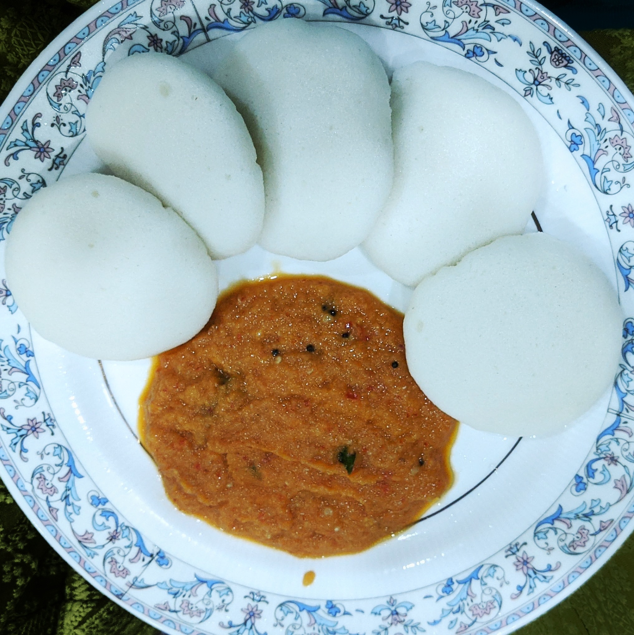 Idli serving suggestion